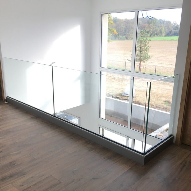 Garde-corps en verre sur une mezzanine.